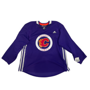 LNH - Nouveau maillot d'entraînement Adidas des Flames de Calgary (violet)