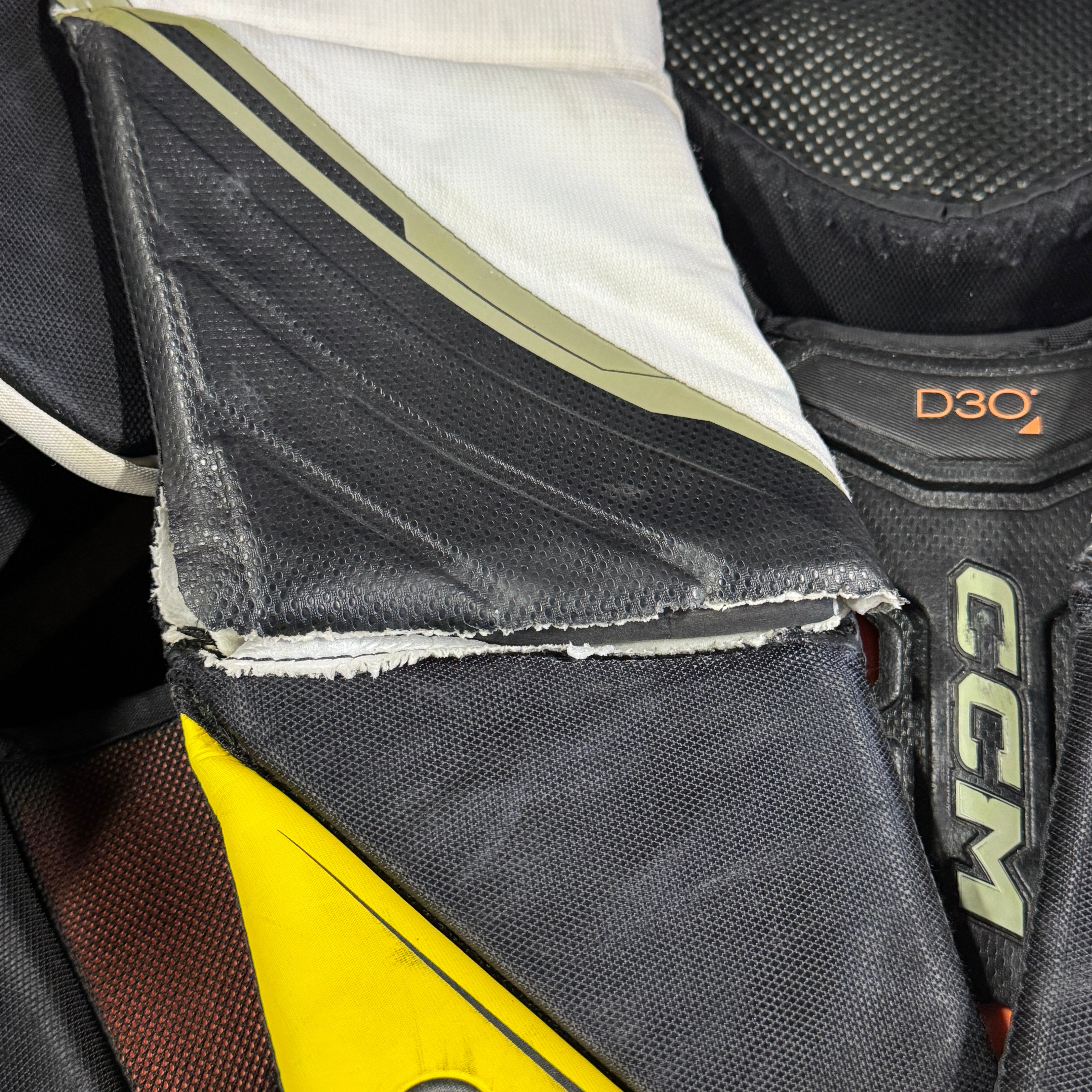 CCM Axis 2 - Plastron de gardien de but Pro Stock d'occasion (noir/blanc)