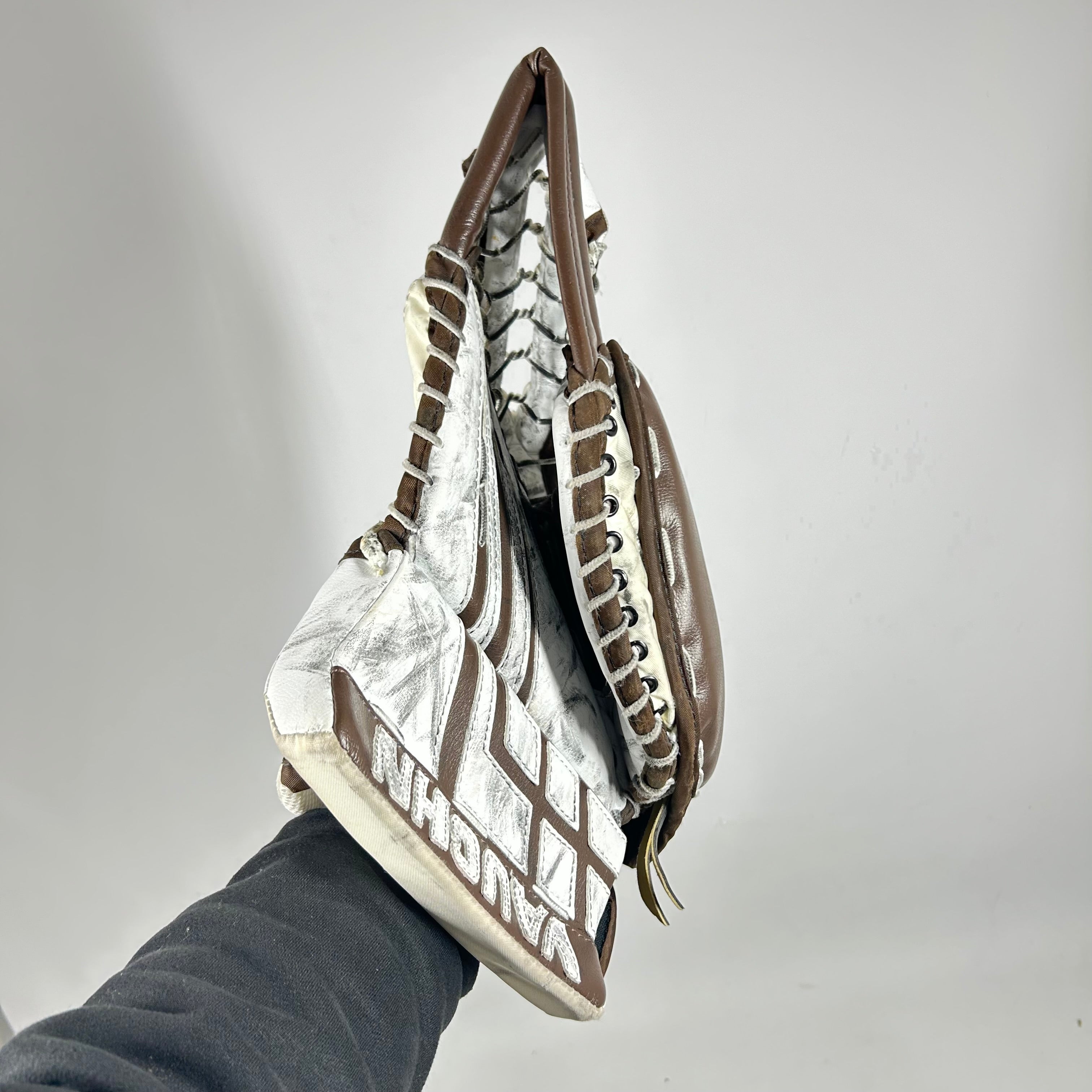 Vaughn Velocity VE8 - Used Pro Stock Goalie Glove (White/Brown)