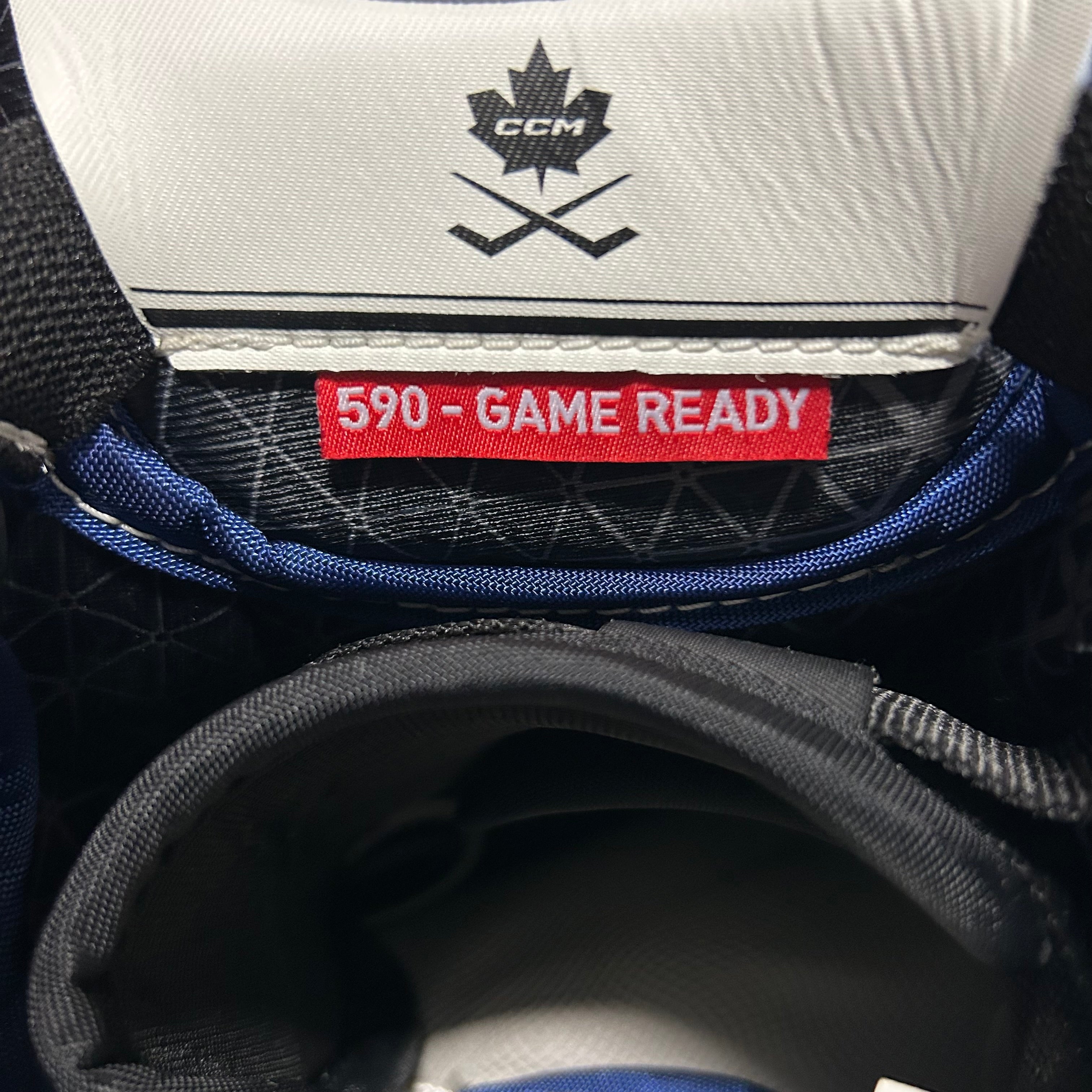 CCM Extreme Flex 6 - Gant de gardien de but NHL Pro Stock d'occasion - Arturs Silovs (blanc/bleu/vert)