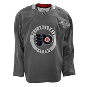LNH - Maillot d'entraînement Adidas d'occasion des Flyers de Philadelphie (gris)